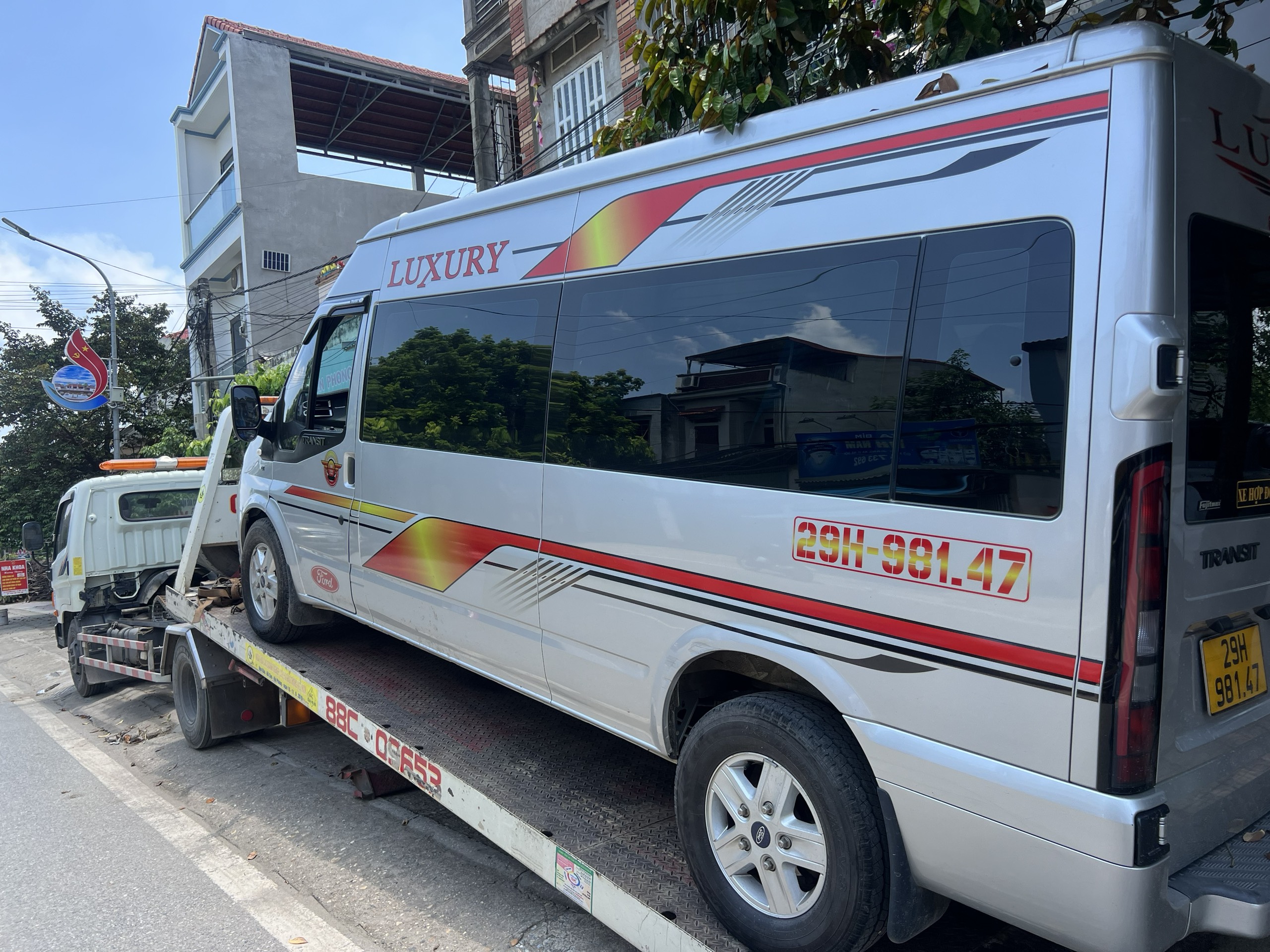 Xe hết bình, hư hỏng bình tại Sông Lô, Vĩnh Phúc