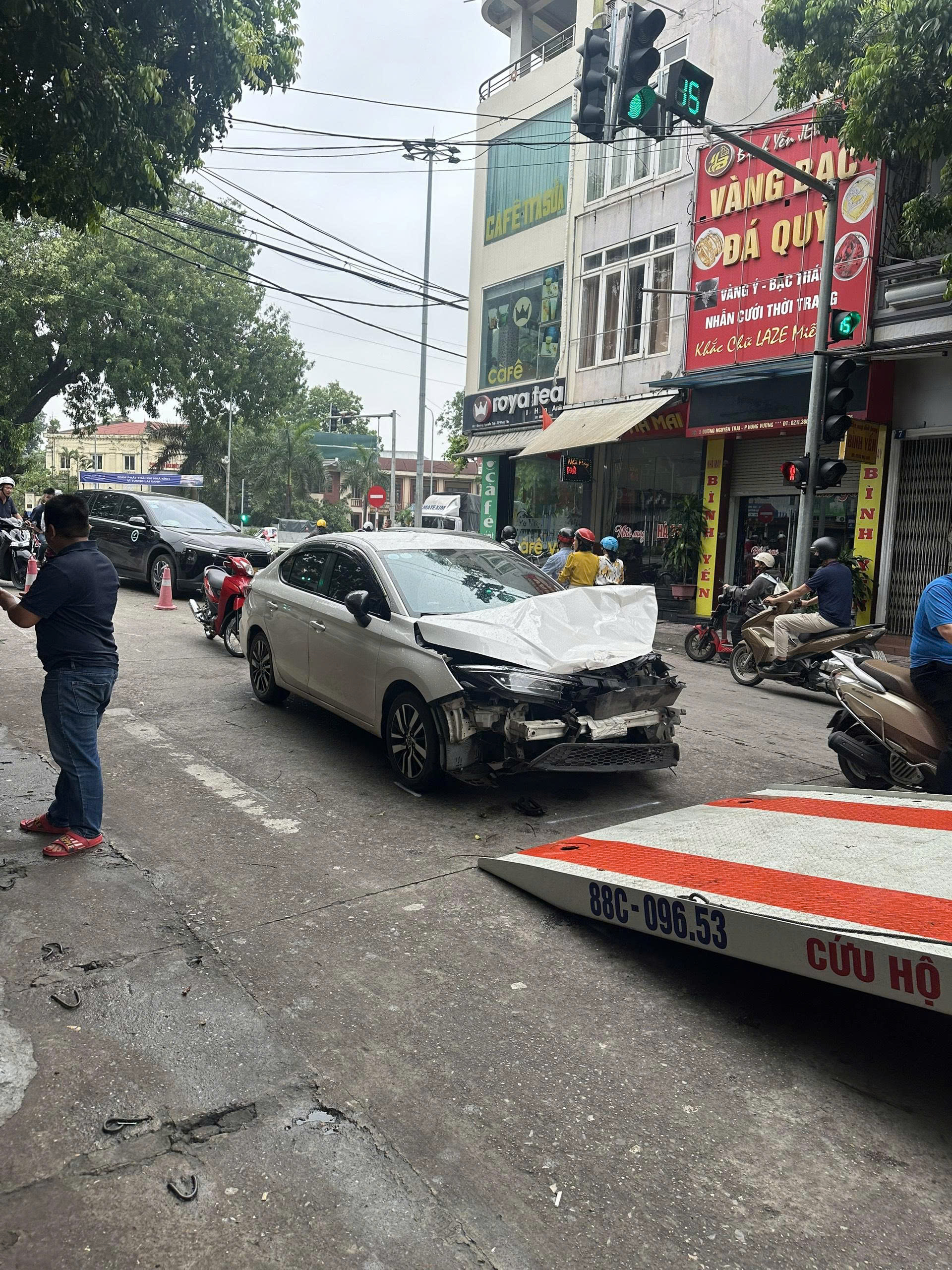 Cứu hộ Vĩnh Yên - Hỗ trợ kích bình, vá lốp, kéo xe 24/7